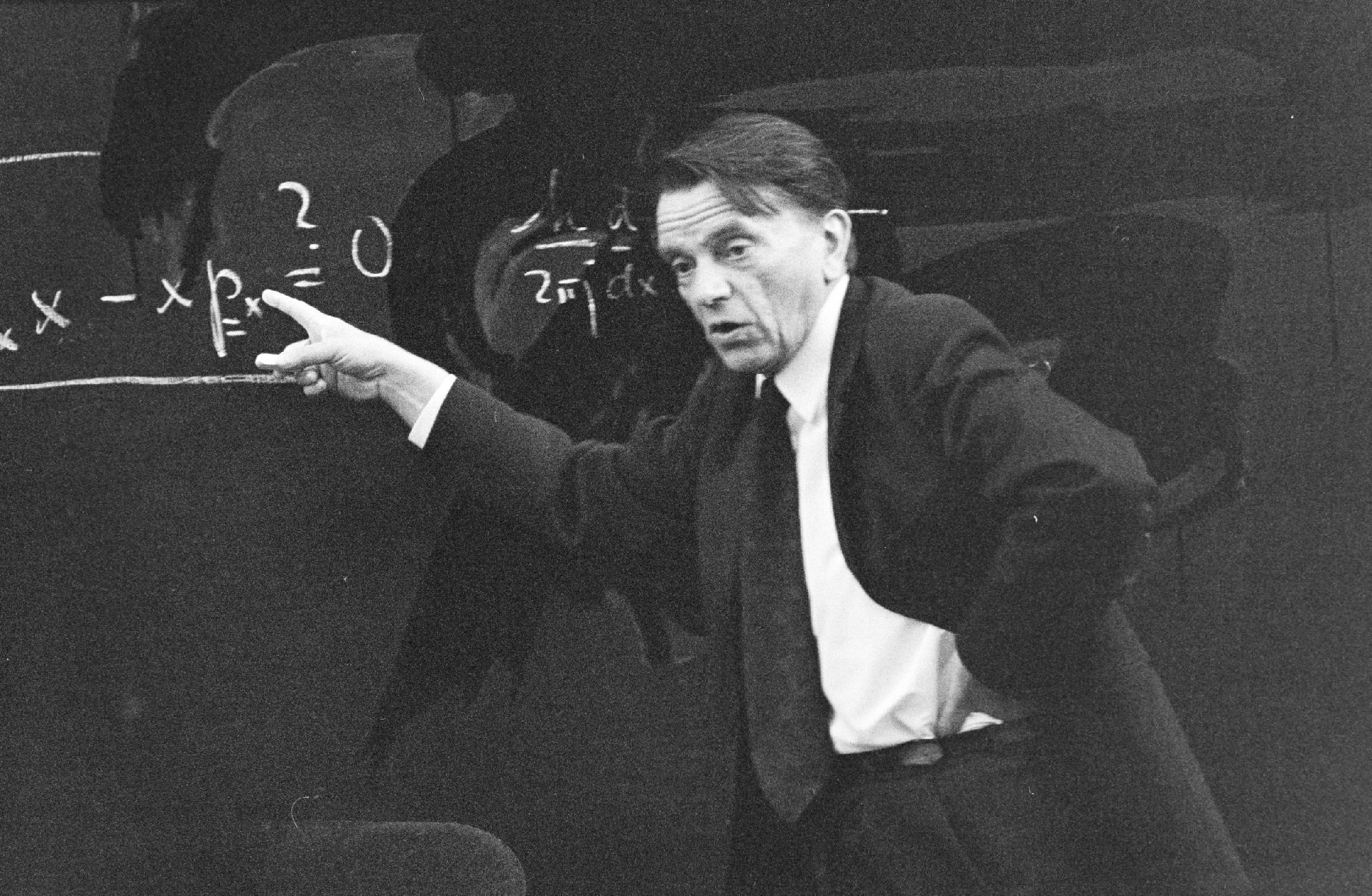 A 20. század második felének egyik legjelentősebb fizikusa, iskolateremtő tudós, legendás műegyetemi tanár – Simonyi Károly előadás közben