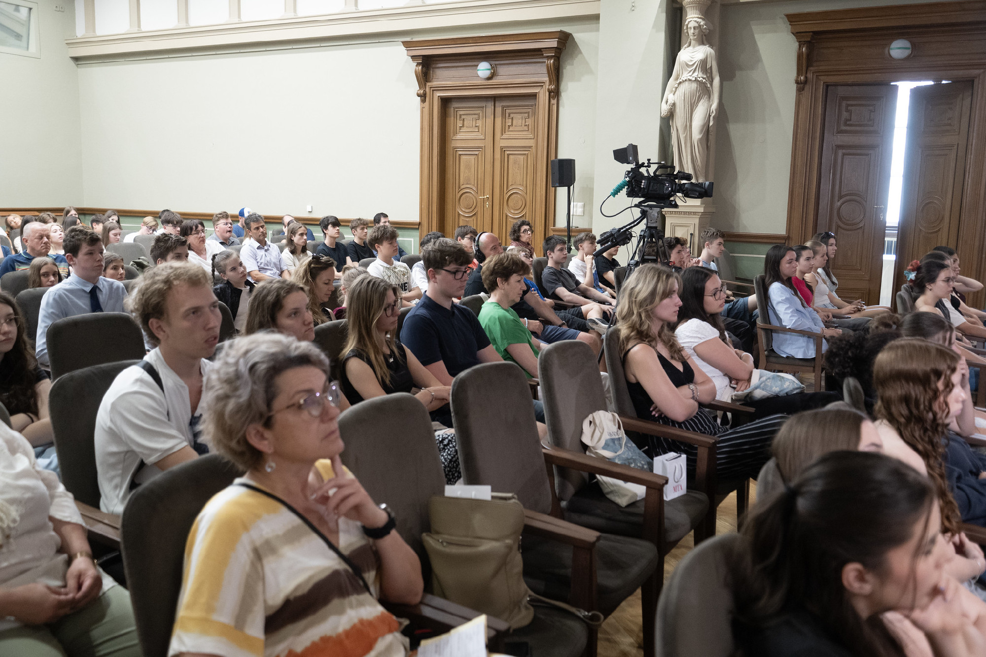 Megtelt az MTA székházának Nagyterme