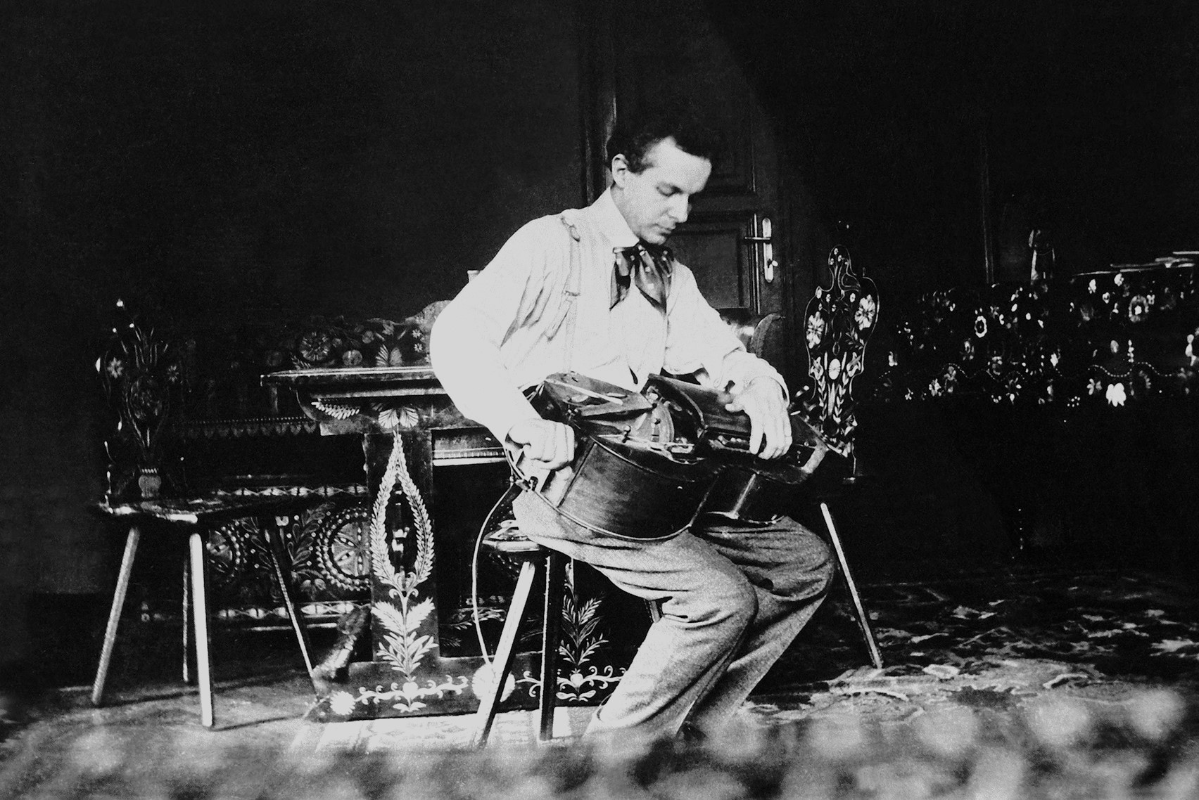 Bartók Béla tekerőn játszik budapesti otthonában, 1908